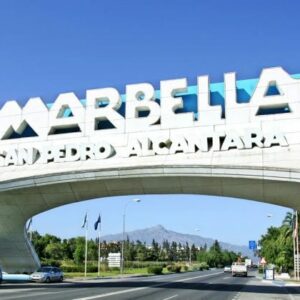 Un muerto acribillado por un motorista en un garaje privado de Marbella