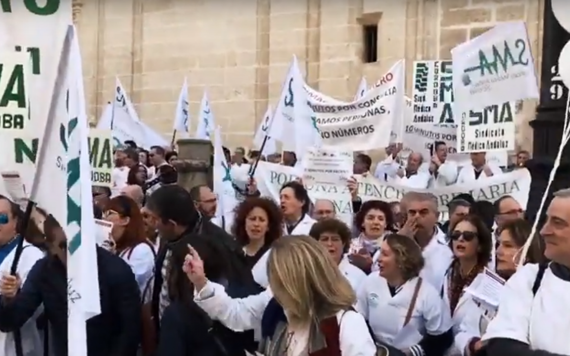 Médicos manifestándose frente a la sede del SAS de la Junta. Fuente: Youtube