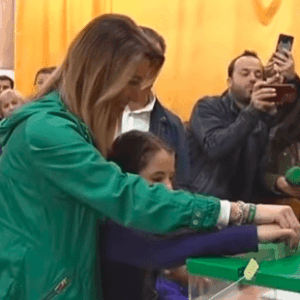 Susana Díaz vota en Sevilla increpada por dos tontos de Vox