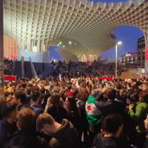 Miles de personas protestan en Sevilla contra el alzamiento de Vox en Andalucía