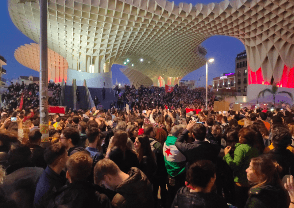 Miles de personas protestan en Sevilla contra el alzamiento de Vox en Andalucía