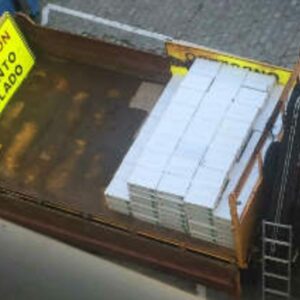 La Junta usa un camión de obras para sacar cientos de archivadores de ayudas