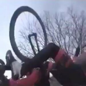 VÍDEO: Dani Rovira es atropellado por un coche cuando iba en bici durante un rodaje