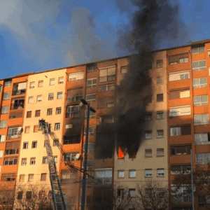 Grave incendio en un edificio residencial de Badalona: tres muertos y 16 heridos