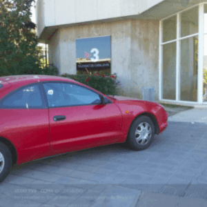 Un loco estampa su coche contra la puerta de la sede de TV3