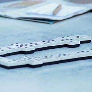 Dos ancianos en Lugo se lían a navajazos por una partida de dominó