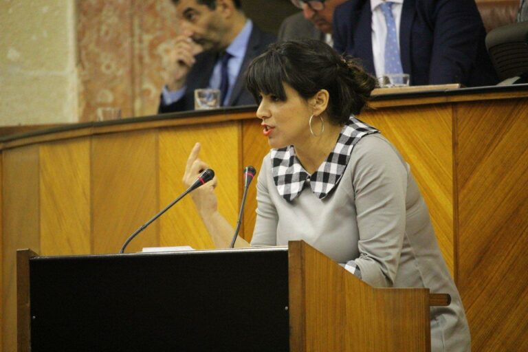 Teresa Rodríguez a Juanma Moreno: "Véngase a mi piso de 40 metros cuadrados en el barrio de La Viña"