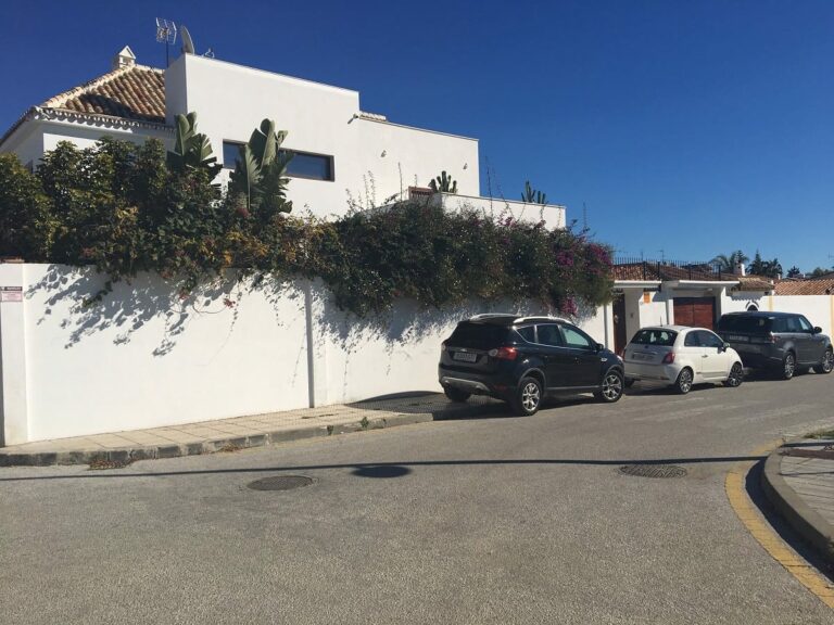 Un empresario de la noche marbellí muere acribillado en el interior de su coche de alta gama