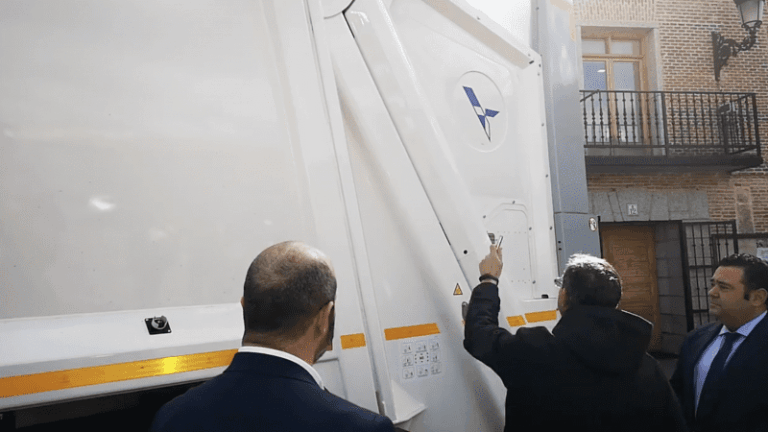 Ver vídeos para creer: El PP de Madrid inaugura y bendice un camión de la basura