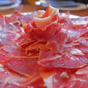 El jamón, un alimento muy saludable e indispensable en la dieta