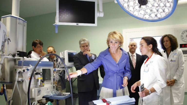 Cinco holdings sanitarios se forran en España gracias al 'modelo Aguirre' y los recortes en la sanidad pública