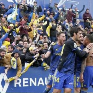 Forofos del Cádiz cf viajaron en los autobuses del PP para ver el partido contra el Alcorcón