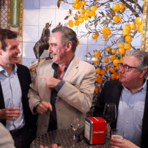 Pillan a un famoso periodista de cañas con Pablo Casado y Juan Ignacio Zoido