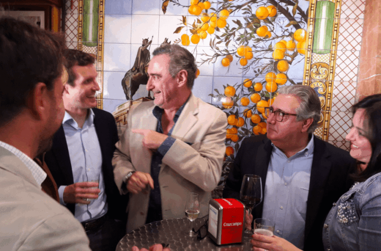 Pillan a un famoso periodista de cañas con Pablo Casado y Juan Ignacio Zoido