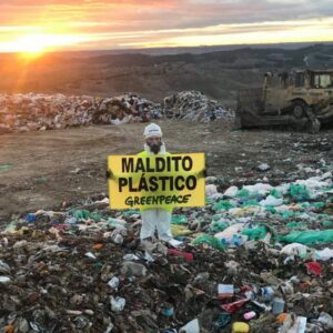Greenpeace toma un vertedero para denunciar la matanza anual de un millón de pájaros y cien mil mamíferos por culpa del plástico