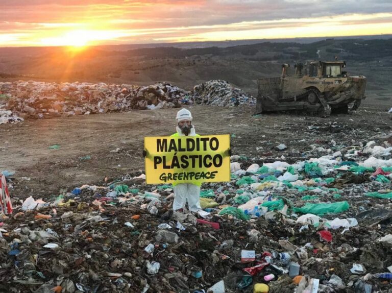 Greenpeace toma un vertedero para denunciar la matanza anual de un millón de pájaros y cien mil mamíferos por culpa del plástico