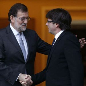 Urkullu entrega 300 documentos que demuestran su mediación 'de facto' entre Mariano Rajoy y Carles Puigdemont