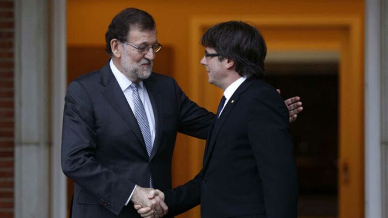 Urkullu entrega 300 documentos que demuestran su mediación 'de facto' entre Mariano Rajoy y Carles Puigdemont