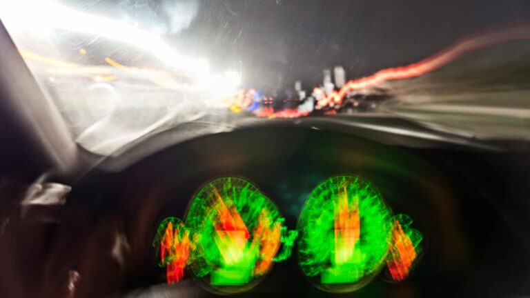 Los coches nuevos en 2022 no arrancarán si vas alicatado, bebiéndote los charcos o abrazando farolas