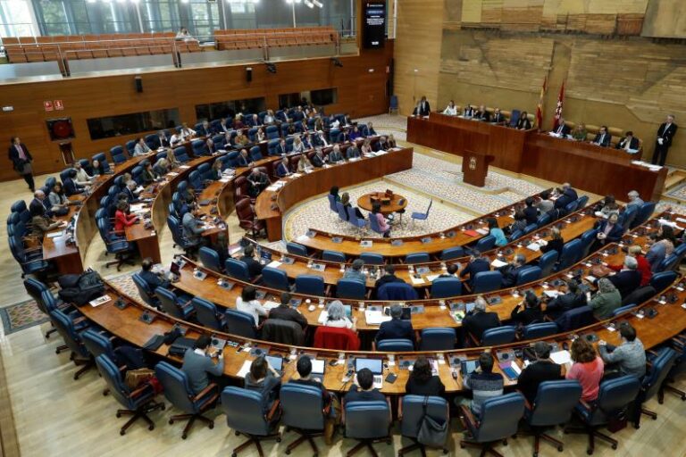 La Asamblea de Madrid regala equipos informáticos a los diputados por valor de 181.618 euros que servían cuatro años más