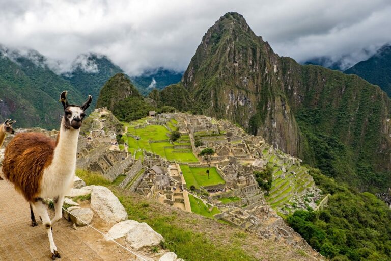 Un viaje hacia las cumbres majestuosas de Perú