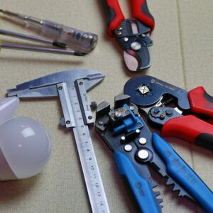Servicios de mantenimiento: cerrajeros, electricistas, reformas y reparaciones