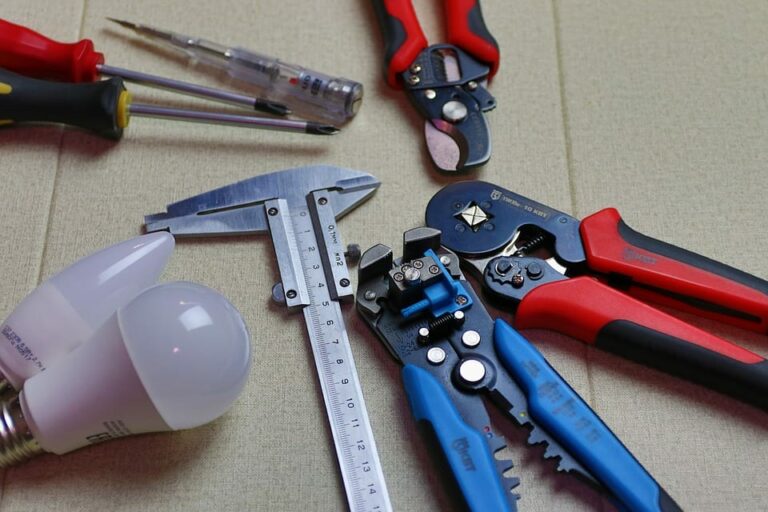 Servicios de mantenimiento: cerrajeros, electricistas, reformas y reparaciones