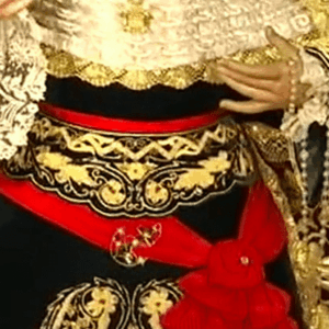 Críticas a la Hermandad del Baratillo por ponerle a su virgen el fajín del dictador Franco