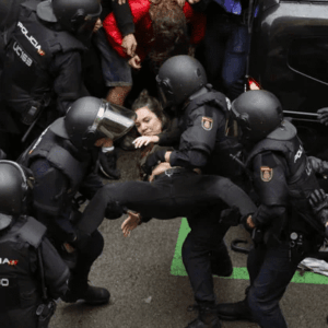 Imputan a 23 policías por golpear "violentamente" a votantes durante el referéndum del 1-O