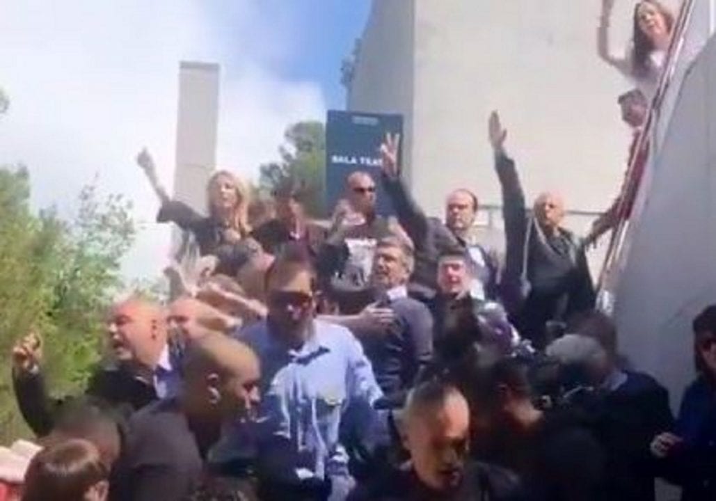 Las televisiones ocultan los saludos fascistas durante la llegada de Cayetana Álvarez de Toledo a la UAB