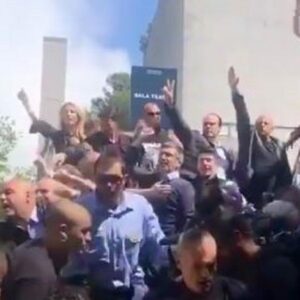 Las televisiones ocultan los saludos fascistas durante la llegada de Cayetana Álvarez de Toledo a la UAB