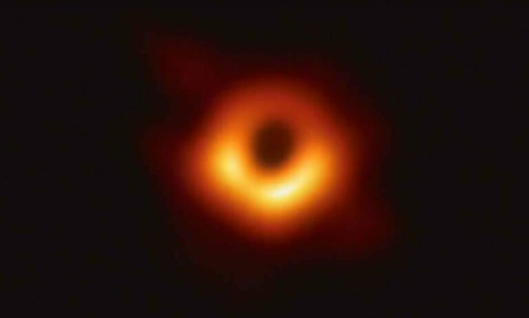 Un proyecto internacional consigue el hito de la primera fotografía de un agujero negro