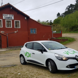 Cazan a los coches de campaña de PP y VOX aparcados junto a un puticlub en Llanes (Asturias)