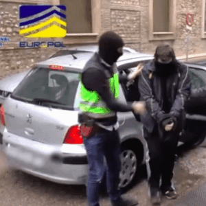 El detenido por dirigir una web neonazi que apoyaba a Vox ocultaba 2.690 fotos y vídeos pedófilos