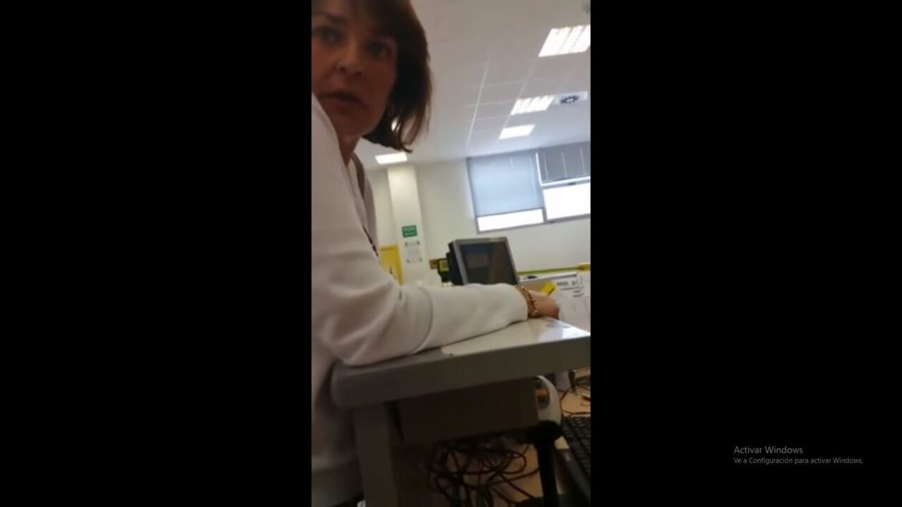 Es mentira que una mujer de izquierdas entregara un taco de votos, el vídeo es de 2015 y está vinculado al PP