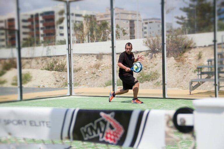 El pádel está de moda, ¡súmate a esta tendencia deportiva!