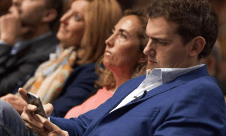 Malú rompe su relación con Albert Rivera por su "notable falta de naturalidad"