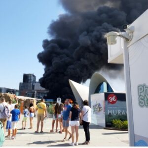 Evacuan a 1.400 personas por un aparatoso incendio en el Oceanogràfic de Valencia