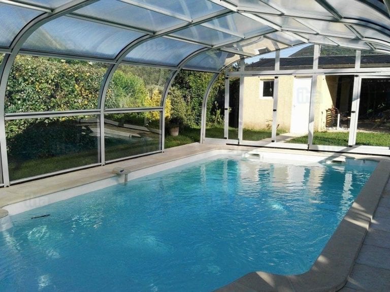 El uso de cubiertas para piscinas: descubre las ventajas más importantes