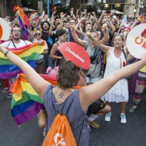La Policía saca a Cs de la marcha del Orgullo de Alicante tras ser abucheados