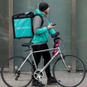 UGT denuncia a Deliveroo por no pagar el Salario Mínimo Interprofesional a parte de sus trabajadores