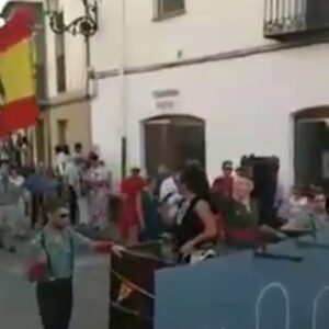 Sacan a Franco en una carroza en las fiestas de Osorno rodeado de banderas del aguilucho y con el Cara al Sol