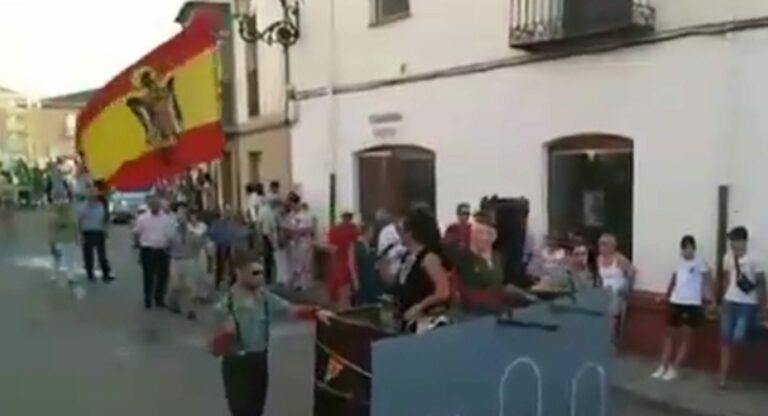 Sacan a Franco en una carroza en las fiestas de Osorno rodeado de banderas del aguilucho y con el Cara al Sol