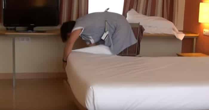 Una camarera de piso trabajando a destajo en un hotel