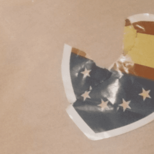 Un amigo socialista le rompe de broma una pegatina de C's durante el Orgullo y finge una agresión