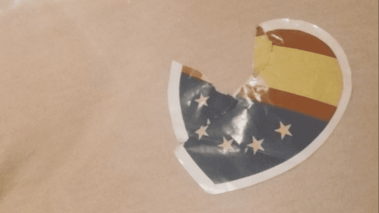 Un amigo socialista le rompe de broma una pegatina de C's durante el Orgullo y finge una agresión