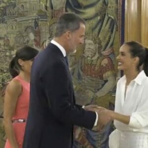 La nadadora Ona Carbonell comete un "fallo grave" al saludar a los reyes