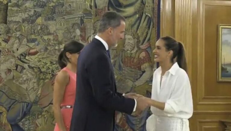 La nadadora Ona Carbonell comete un "fallo grave" al saludar a los reyes