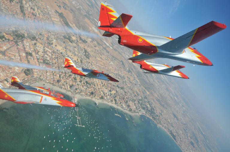 Un caza C101 de la Patrulla Águila se estrella contra el mar en La Manga (Murcia)