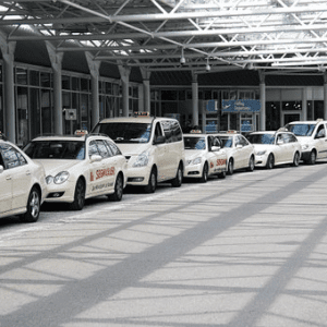 ¿Cuál es la mejor manera de llegar a tiempo al aeropuerto?